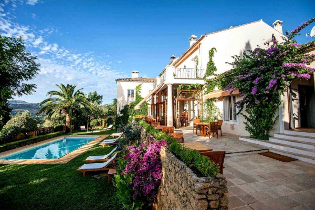 Come and celebrate our 25th anniversary surprises and discounts